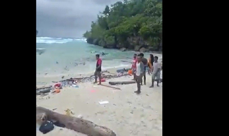 Warga Desa Wear saat menyelamatkan penumpang speedboat yang tenggelam di perairan Tanjung Ular, Senin (21/2/2022). (Foto:Istimewa)