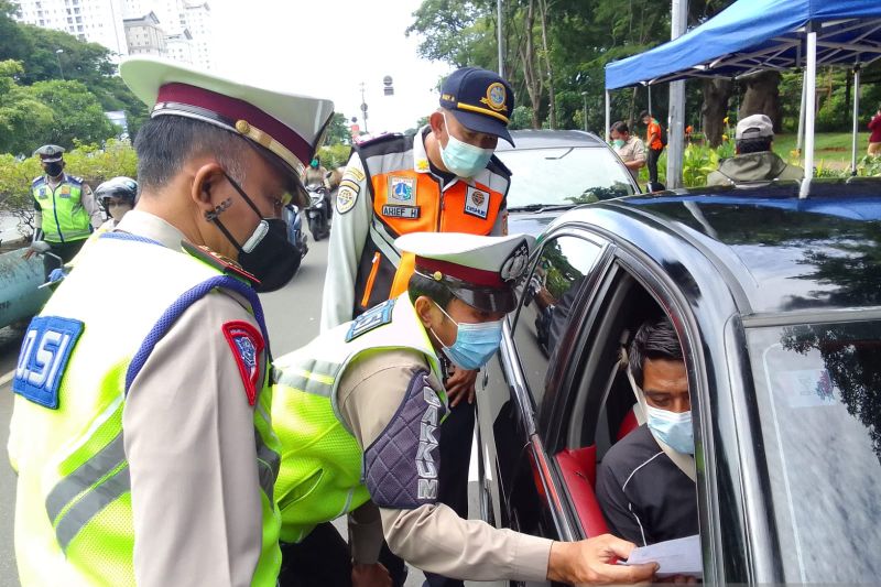 Dishub DKI Jaya, Dinas LH dan Ditlantas Polda Metro Jaya  melakukan uji emisi kendaraan. (Foto:ANTARA)