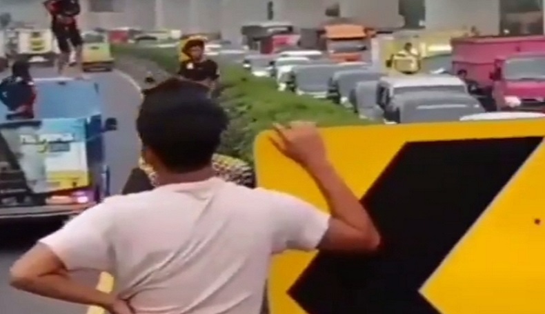 Lalu lintas di Tol Purbaleunyi Bandung macet akibat sopir truk melakukan aksi mogok. (Foto: Istimewa)