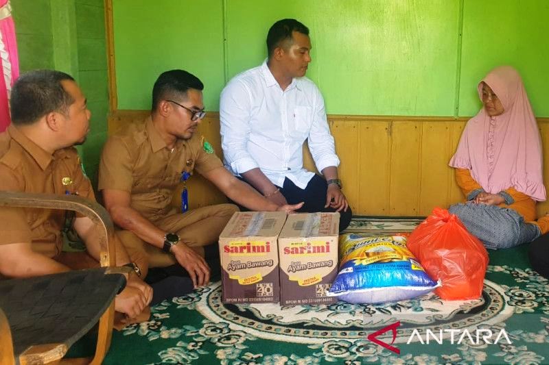 Dinas Sosial Kabupaten Kepulauan Meranti menyerahkan bantuan uang tunai dan sembako kepada keluarga korban kapal KLM Samudera Indah yang terbakar di Selat Malaka, beberapa waktu lalu. (Foto:ANTARA)