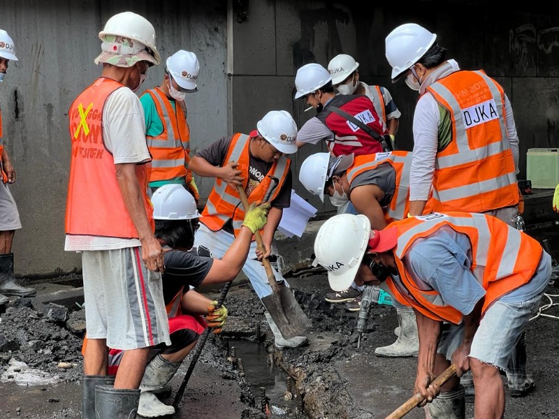 Pekerja perbaiki drainase Underpass Makamhaji Sukoharjo