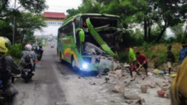 BusGunung Harta yang membawa puluhan penumpang mengalami kecelakaan di Jalan Raya Tlanakan, Kabupaten Pamekasan, Madura, Senin (21/02/2022). Foto: tvonenews.com.