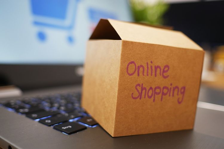 Cara menghitung bea masuk dan pajak impor belanja online di e-commerce luar negeri. Foto: kompas.com.