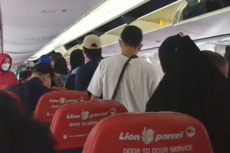 Penumpang Lion Air saat pesawat mengalami insiden. (Foto:Kompas.com)