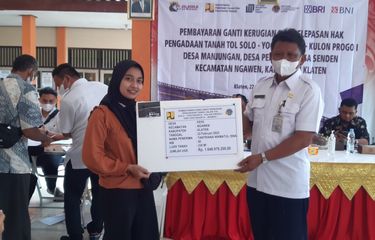 Tantriana Nikmatul Isna (24), menerima pembayaran ganti untung pembangunan jalan tol Solo-Yogyakarta di Kantor Kecamatan Ngawen, Klaten, Jawa Tengah, Selasa (22/2/2022). (Foto:Istimewa)
