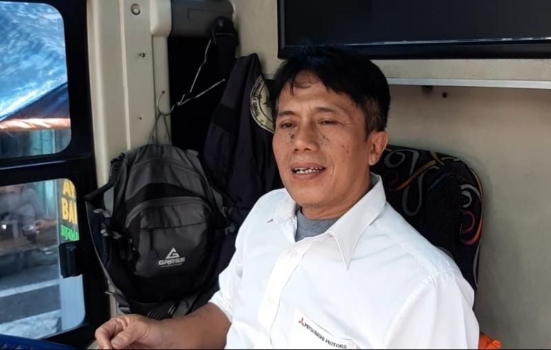 Ivan mengendarai bus Laju Utama jurusan Bekasi-Sukabumi selalu alami sepi penumpang, akibatnya dia sering nombok setoran.