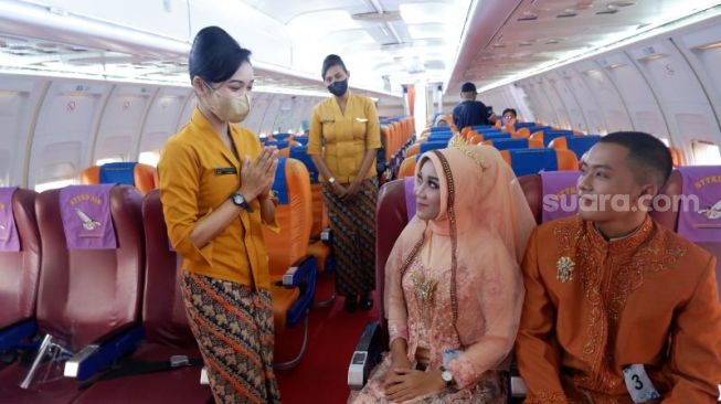 Suasana pemotretan di dalam pesawat di hanggar B737-200 STTKD Yogyakarta, Sewon, Bantul, Selasa (22/2/2022).  (Foto:SuaraJogja.id)