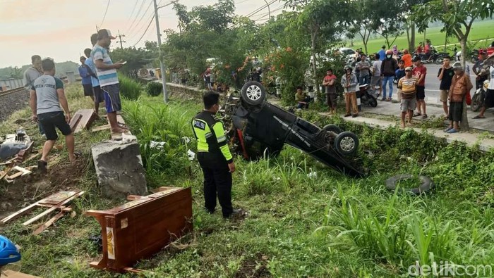 Pikap di Bojonegoro terpental sekitar 15 meter dan rusak parah tertabrak KA. (Foto:detik.com) 