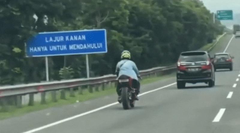 Pengendara motor masuk Tol Purbaleunyi gara-gara peta online. (Video tangkapan layar CCTV-Istimewa)