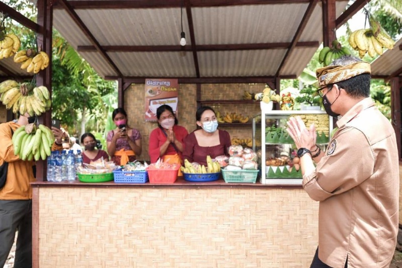 Menparekraf Sandiaga Uno sapa masyarakat Desa Kreatif Candikusuma, Jembrana, Bali