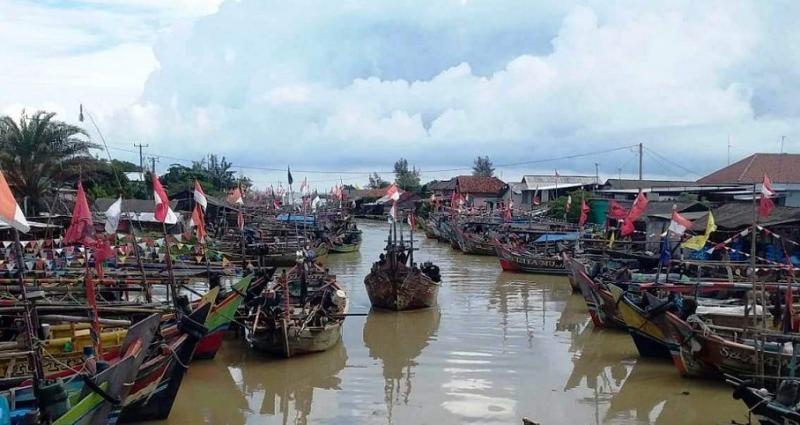 Beberapa orang nelayan di Kecamatan Juntinyuat, Indramayu, Jawa Barat akan memarkirkan perahunya sehabis pulang melaut walaupun dalam kondisi cuaca ekstrem. (Taryani)