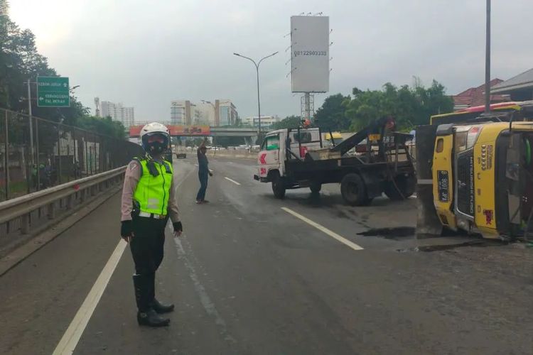 Truk engkel bernomor polisi B 9007 JPA, terguling di Jalan Tol Jakarta Tangerang (Janger) pada Rabu (23/2/2022). Foto: kompas.com.