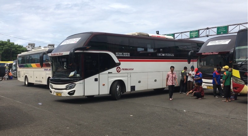 Bus Primajasa diberangkatkan dari Terminal Bekasi, Kamis (24/2/2022). Foto: BeritaTrans.com.
