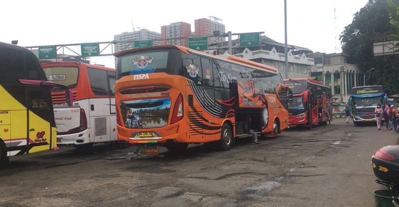 Bus Sumatera di area keberangkatan Terminal Bekasi, Jumat (25/2/2022). Foto: BeritaTrans.com.