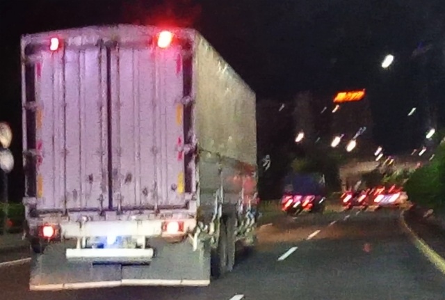 Truk melintasi jalan tol dalam kota Jakarta, Jumat (25/2/2022) malam. Foto: BeritaTrans.com dan Aksi.id.