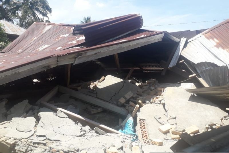 Rumah warga ambruk pascagempa magnitudo 6,2 di Nagari Kajai, Pasaman Barat, Sumatera Barat, Jumat (25/2/2022). (Foto:ANTARA) 