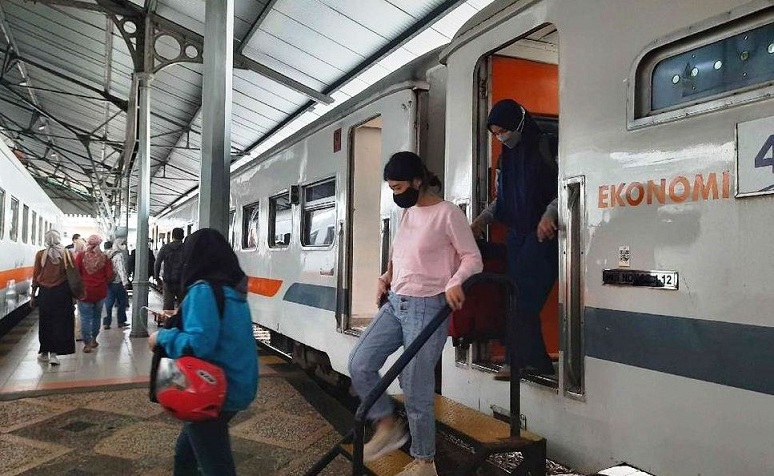 Penumpang turun dari salah satu kereta api di Stasiun Gubeng Surabaya. (Foto:detik.com)