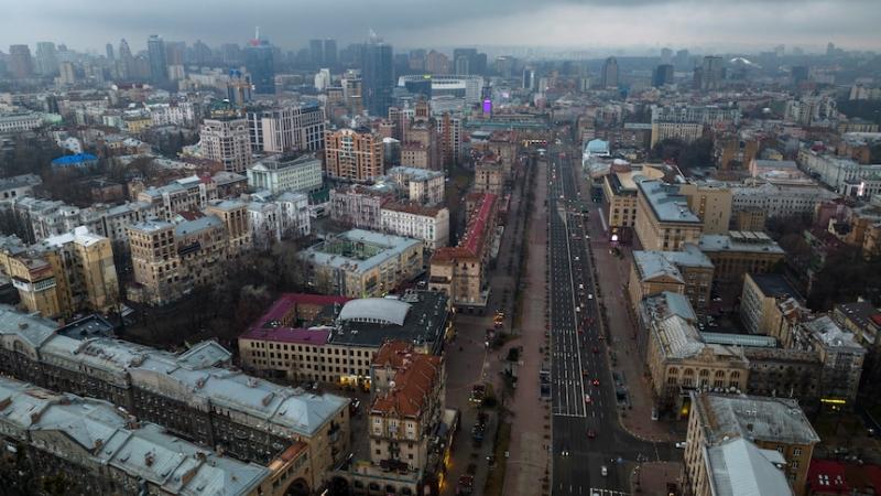 Awan suram menggantung di atas Kyiv pada pagi hari invasi Rusia.(AP: Emilio Morenatti)