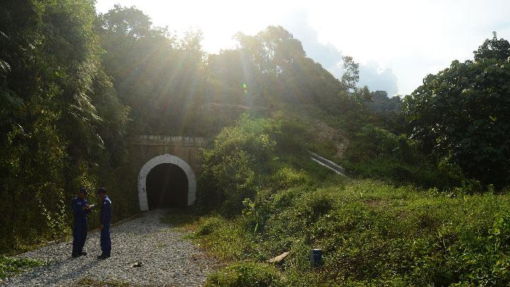 Terowongan kereta api non aktif Lubang Kalam yang dibangun oleh Belanda pada tahun 1922 menembus bukit sepanjang 835 meter, di Sawahlunto, Sumatera Barat, 5 September 2017. TEMPO/Imam Sukamto
