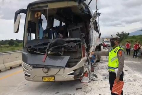Bus penuh penumpang bertabrakan dengan truk di Km 35 Jalur A Jalan Tol Trans Sumatera (JTTS) ruas Bakuheni-Terbanggi Besar, satu korban tewas dan tujuh luka-luka. (Foto:Istimewa)
