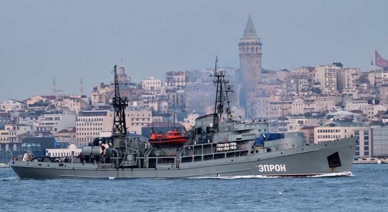 Kapal perang Rusia menembak kapal kargo dan kapal tanker yang mengangkut 600 ton solar di Laut Hitam (Foto: Reuters)