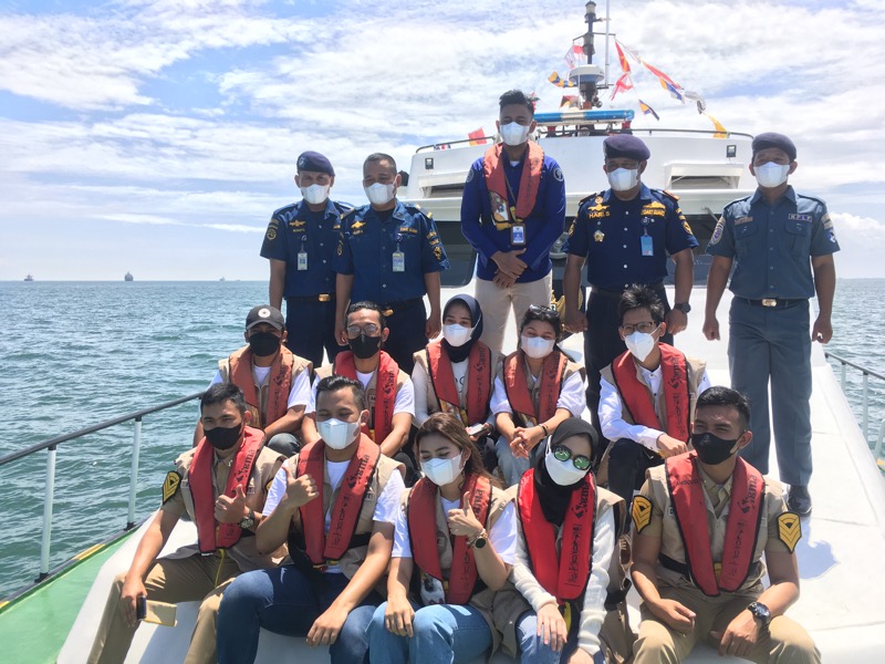 Anak milenial Komunitas Melaut bersama anggota kapal patroli KPLP. Foto: BeritaTrans.com.