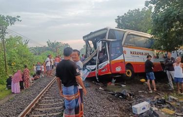 Kondisi Bus Harapan Jaya yang ringsek usai tertabrak kereta api Rapih Dhoho di Desa Ketanon, Tulungagung, Minggu (27/2/2022) pagi. (ANTARA/HO-warganet)