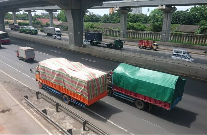 Ilustrasi truk logistik di Tol Bekasi Timur. Foto: BeritaTrans.com.