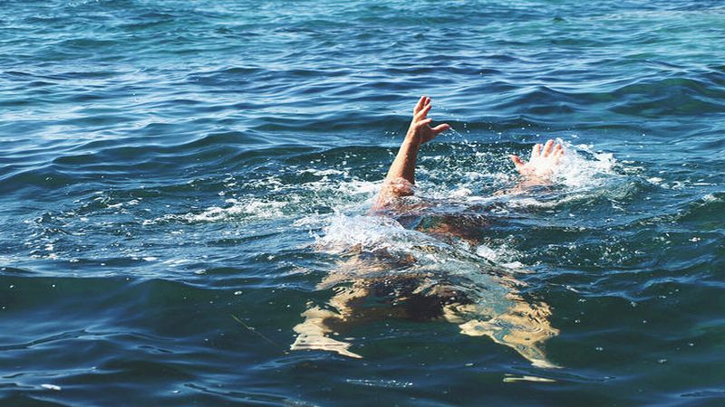 Ilustrasi seorang korban terseret ombak di laut. (Foto:Okezone)