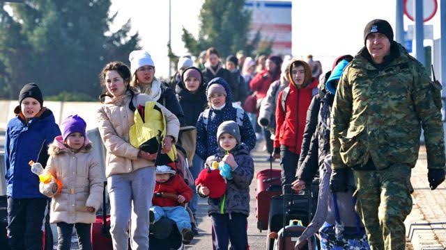 Perempuan dan anak-anak berbondong-bondong melalui perbatasan Ukraina ke Polandia, pada 26 Februari 2022. Foto: bbcindonesia.com.