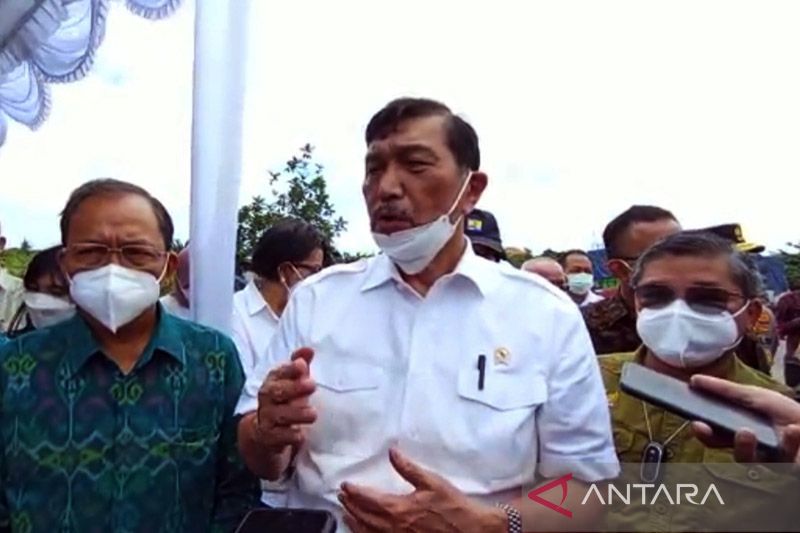 Menko Marves Luhut Binsar Pandjaitan (tengah) dalam kunjungannya di lokasi rencana pembangunan pengolahan RDF di Desa Padangsambian Kaja, Kota Denpasar, Bali, Jumat (25/2/2022). (Foto:ANTARA)