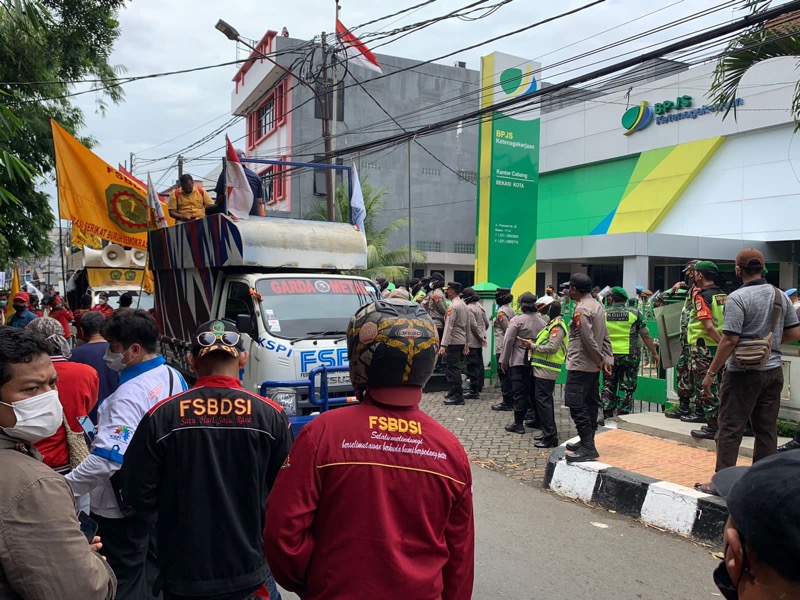 Polrestro Bekasi Kota lakukan pengamanan aksi demo buruh di kantor BPJS Ketenagakerjaan, Selasa (1/3/2022). Foto: istimewa.