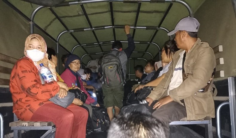 Pekerja Migran ilegal diamankan TNI AL, Selasa (1/3/2022) (Foto : TNI AL)