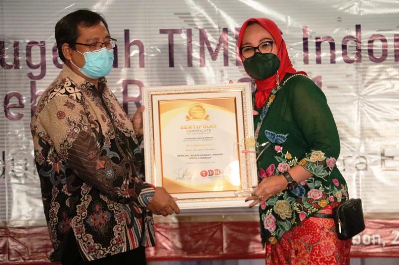 Wakil Wali Kota Cirebon, Hj. Eti Herawati saat meneima penghargaan. (Foto.Dok.Humas Pemda Kota Cirebon)