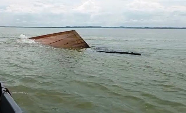 Ilustrasi kapal nelayan tenggelam setelah mengalami kebocoran dan mati mesin tertabrak kapal tangker. (Ist.)