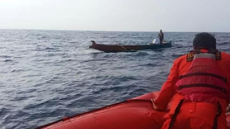 Personel Kantor SAR Mataram menyisir perairan laut  mencari ABK yang diduga menceburkan diri di perairan laut selatan Pulau Lombok, Nusa Tenggara Barat. (Foto:iNews)