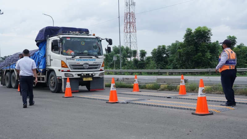 Truk ODOL terjaring pemeriksaan di tol Jakarta-Cikampek