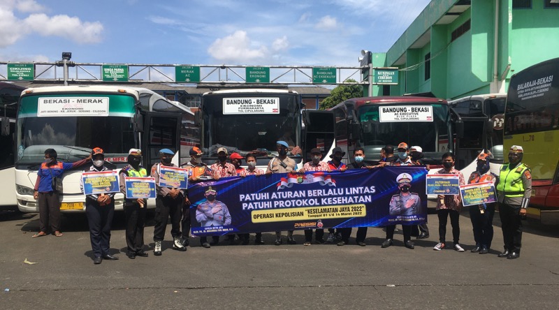 Unit Diyaksa Satlantas Polrestro Bekasi Kota giat Operasi Keselamatan Jaya 2022 di Terminal Bekasi, Rabu (2/3/2022). Foto: BeritaTrans.com.