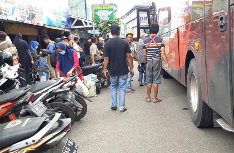 Penumpang bus turun dari bus di Terminal Bekasi, Rabu (2/3/2022).