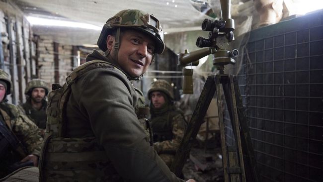 Presiden Ukraina Volodymyr Zelensky diklaim nyaris dibunuh unit pasukan Chechen. 