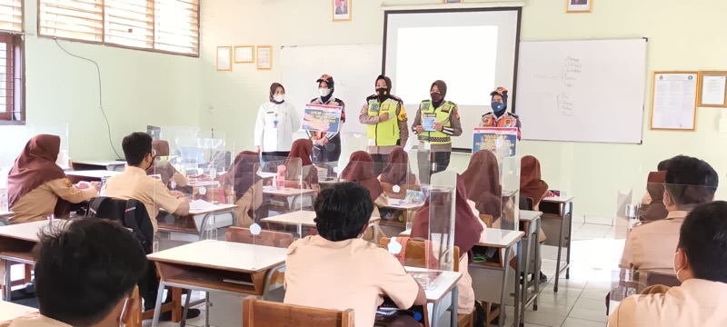 Unit Dikyasa Satlantas Polrestro Bekasi Kota, menggelar sosialisasi keselamatan berkendara ke siswa/siswi SMAN 1 Kota Bekasi, Rabu (2/3/2022). Foto: istimewa.