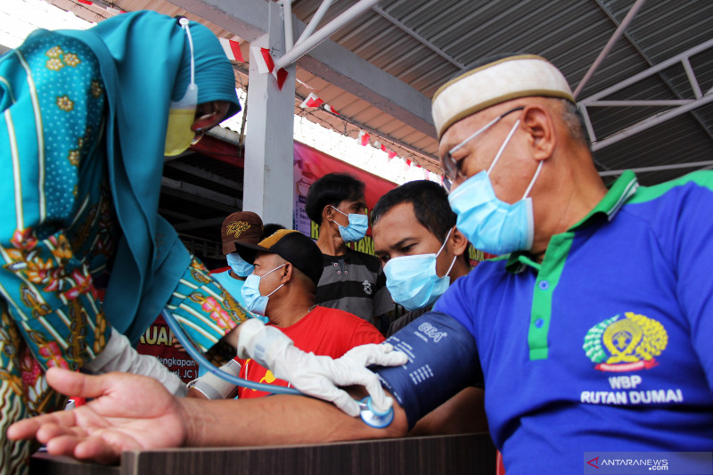 Sejumlah warga binaan menjalani pemeriksaan kesehatan untuk mendapatkan vaksin COVID-19 Moderna di Rumah Tahanan Negara (Rutan) Kelas IIB Dumai, Riau. (Foto:ANTARA)