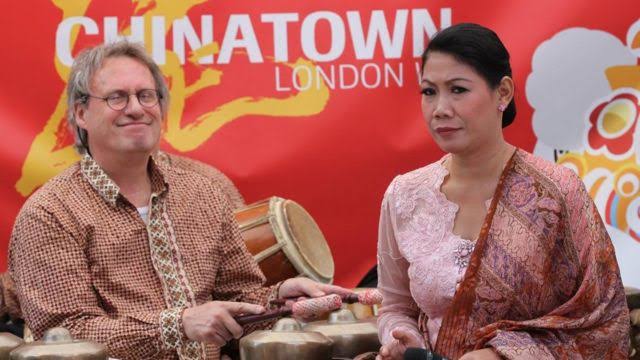 Bahasa Sundanya juga bagus sekali, kata Hendrawati tentang Simon Cook. Foto: bbcindonesia.com.