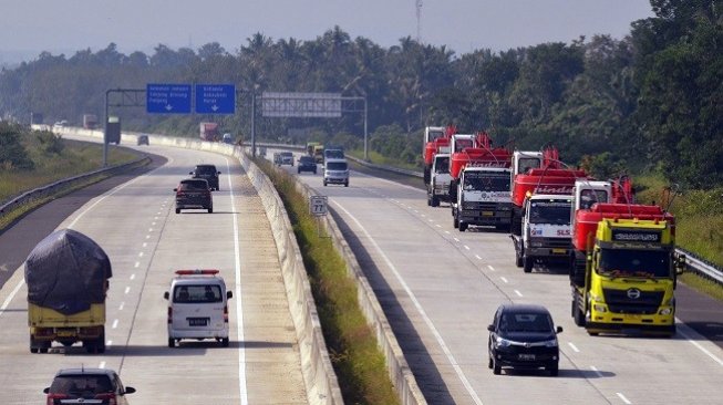 Sejumlah kendaraan melintasi Jalan Tol Trans Sumatera (JTTS) ruas Bakauheni-Terbanggi Besar di Desa Jati Agung, Lampung Selatan, Lampung. (Foto:Suara.com) 