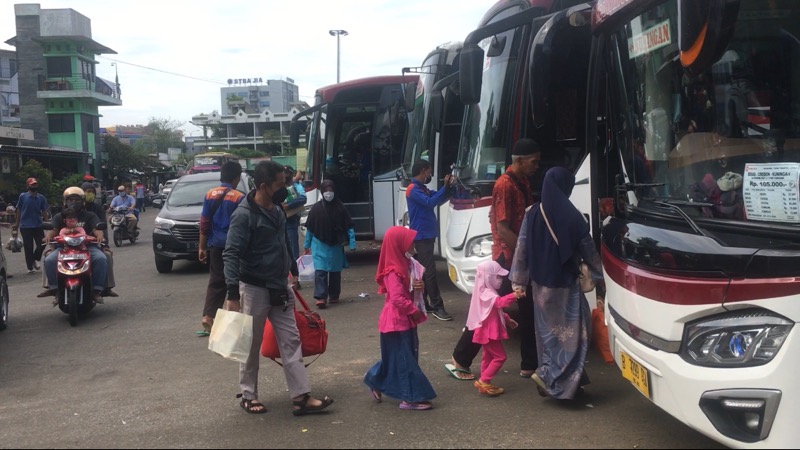 Calon penumpang bus antarkota PO Primajasa di Terminal Bekasi, Kamis (3/3/2022). Foto: BeritaTrans.com.