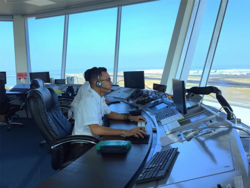 Petugas navigasi di Bandara Ngurah Rai