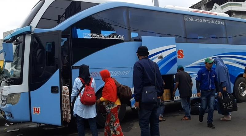 Penumpang akan menaiki bus dengan jurusan Padang dari Terminal Bekasi, Jumat (4/3/2022).
