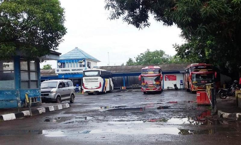 Kondisi Terminal Indramayu terlihat becek dan kumuh. (Taryani)