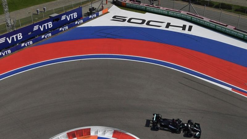 Pebalap Inggris Lewis Hamilton saat berlaga dalam Grand Prix F1 di sirkuit Sochi Autodrom, kota resor Sochi, Rusia 25 September 2020. Foto: voaindonesia.com.