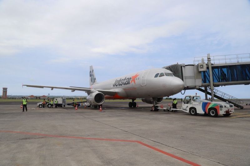 Maskapai Jetstar Asia berhasil  di Bandara I Gusti Ngurah Rai Bali, pada Jumat (4/3/2022). (Foto:ANTARA)